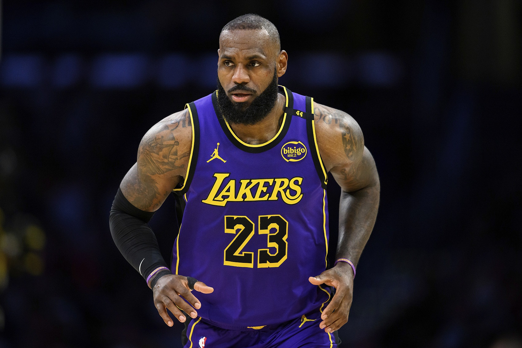 名记：各方消息人士都模棱两可 我现在认为詹姆斯交易并非没可能