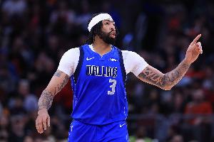 华体会app官方网站-被队友误伤好在无碍！浓眉上半场8中5砍下15分6篮板