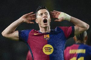 多特蒙德主场球迷狂嘘莱万，不满其首回合对旧主进球后疯狂庆祝